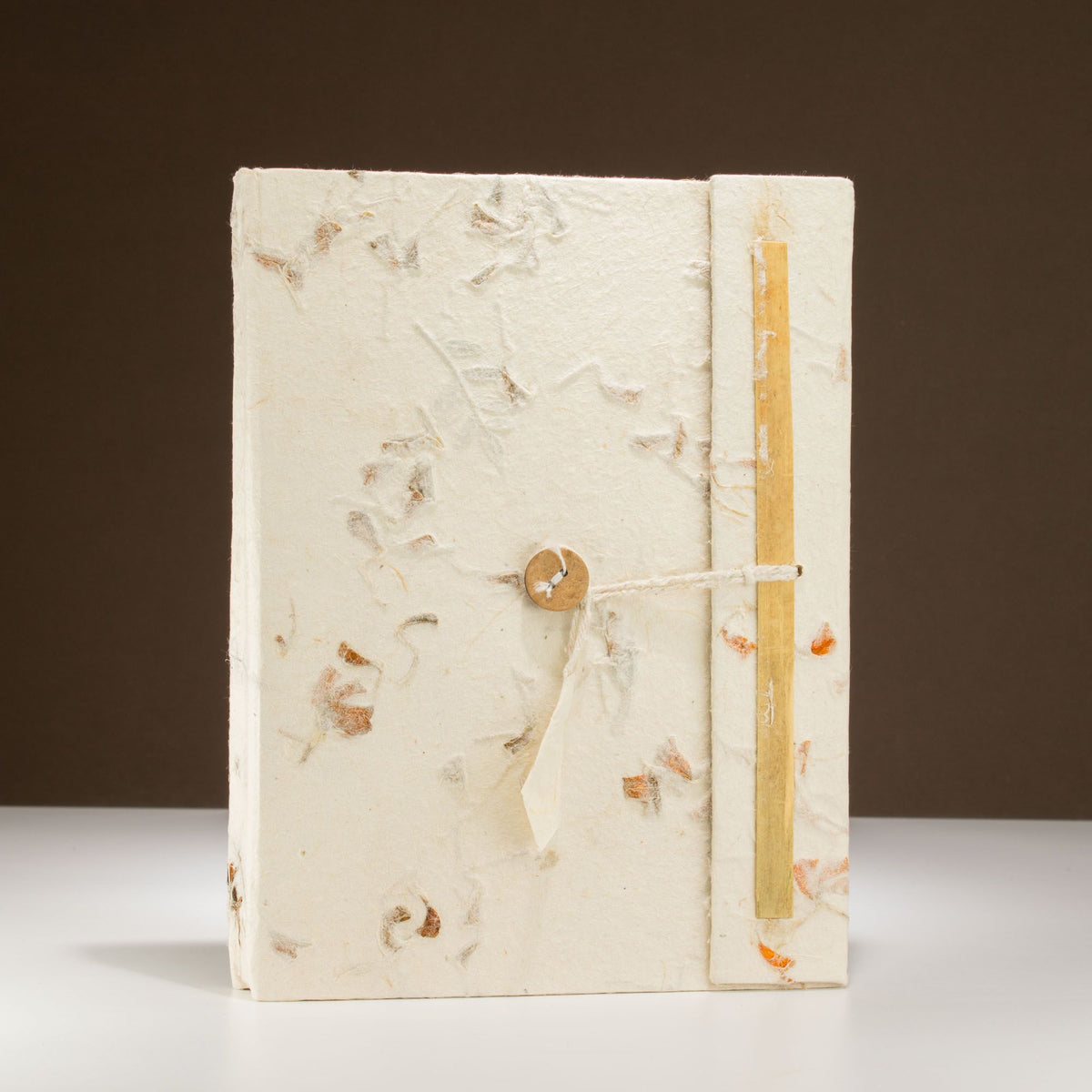 Cuaderno de papel lokta · Flores variadas · 21 × 15 cm