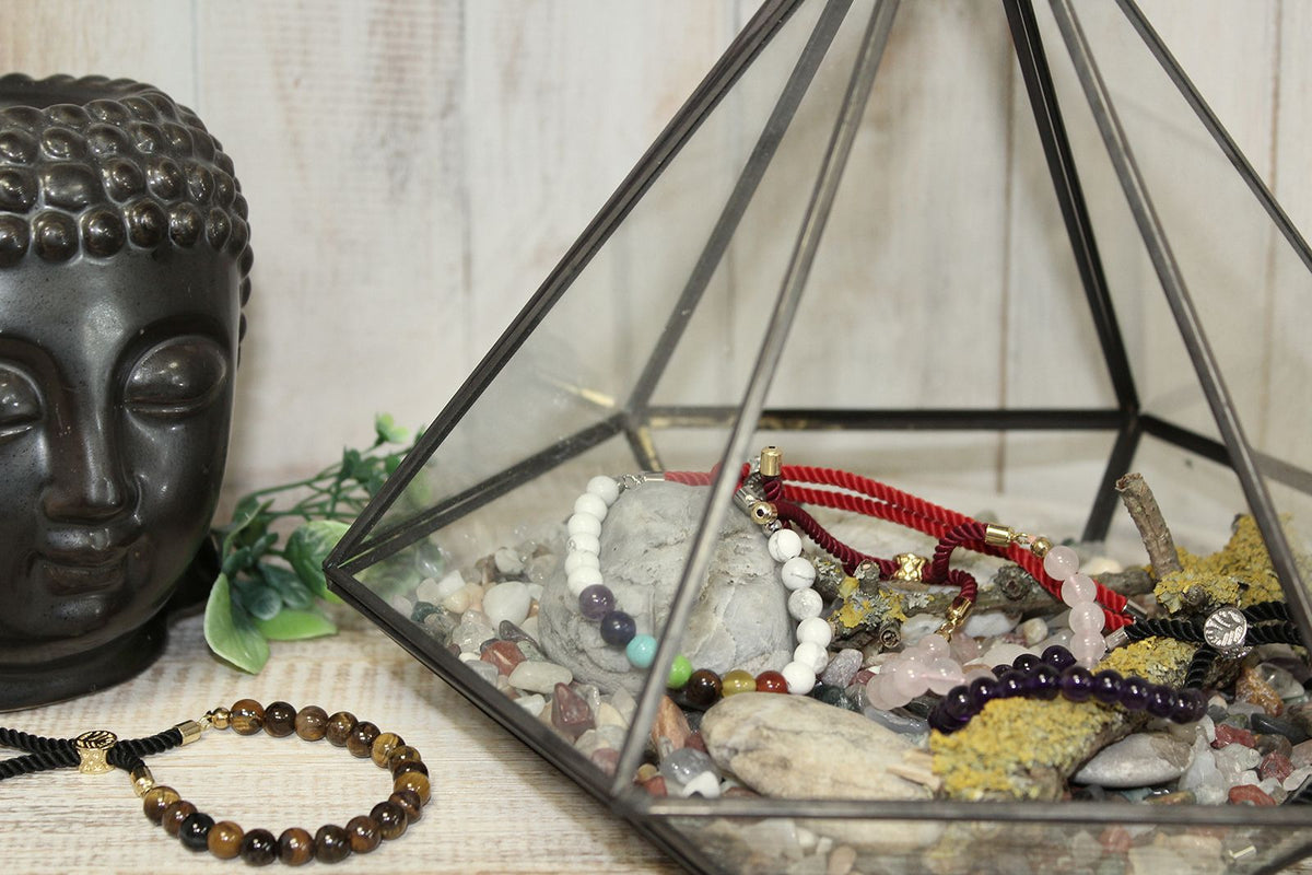 Pulsera de hilo gris con jaspe dálmata · Ajustable